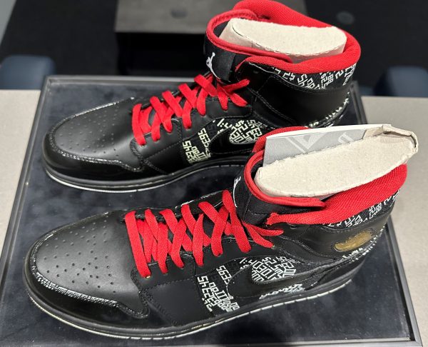 Michael Jordan Chicago Bills Autographed Sneakers (UDA) Limited /23 - Image 4