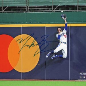 Mookie Betts Los Angeles Dodgers Catch at the wall autographed 8x10 Photo