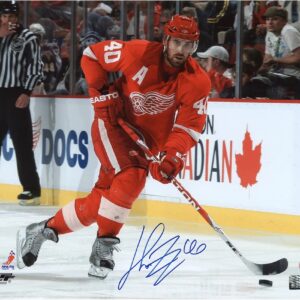 Henrik Zetterberg Autographed Detroit Red Wings Stickhandling 16x20 Photo