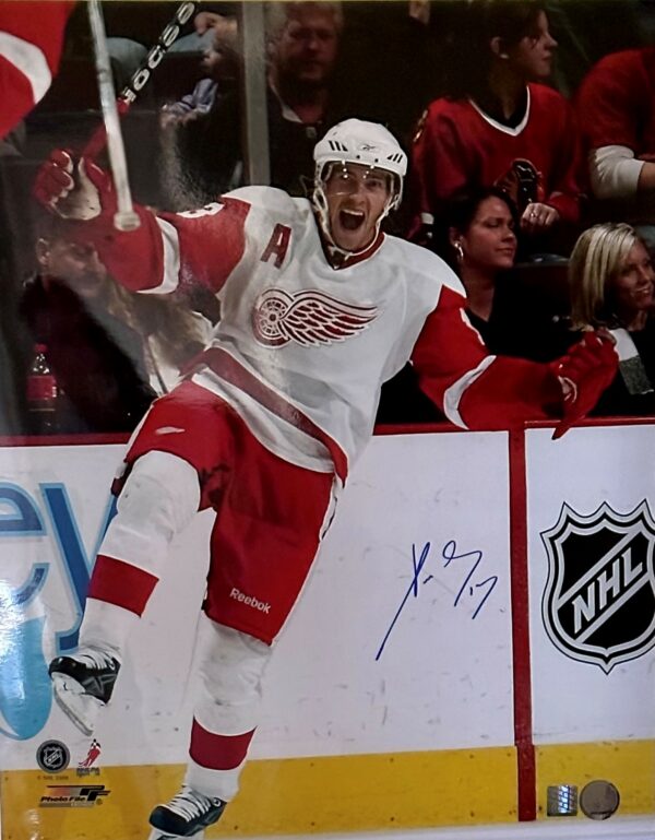 Pavel Datsyuk Autographed Detroit Red Wings 16x20 Photo